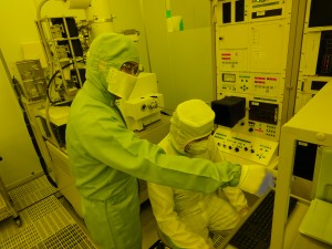クリーンルームにて電子線露光装置の講習